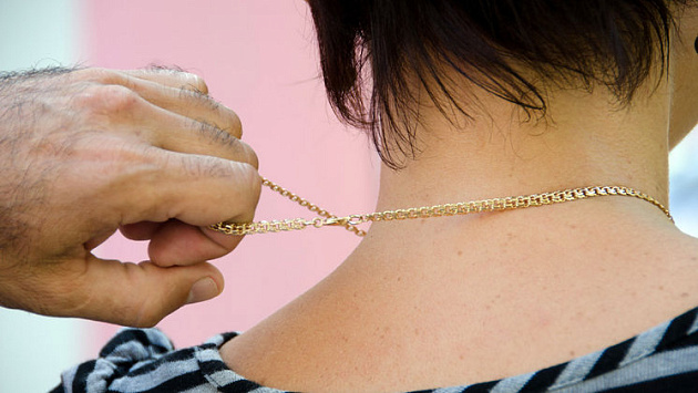 37-летний новосибирец отобрал у женщины золотую цепочку с кулоном и скрылся