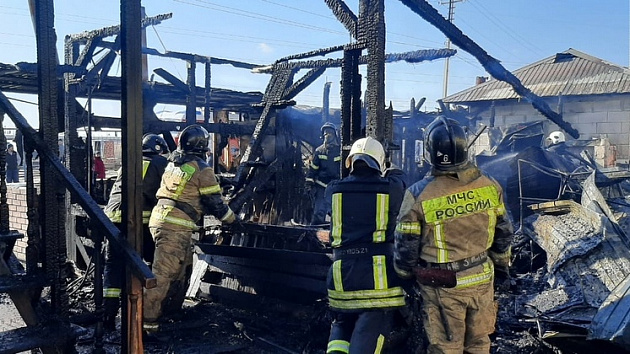 Газовые баллоны эвакуировали из горящего кафе на Хилокской в Новосибирске