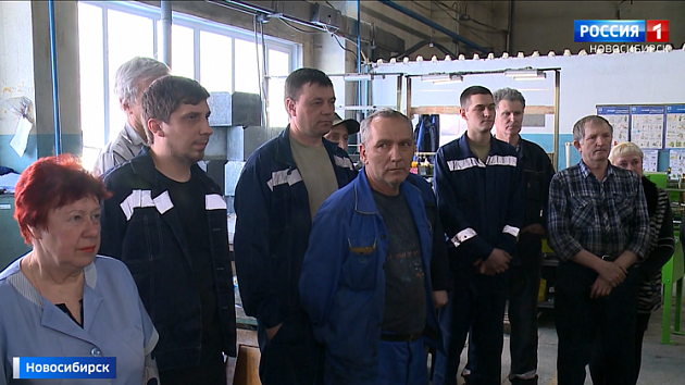 На заводе «Искра» собирали подписи за присвоение Новосибирску звания «Города трудовой доблести»