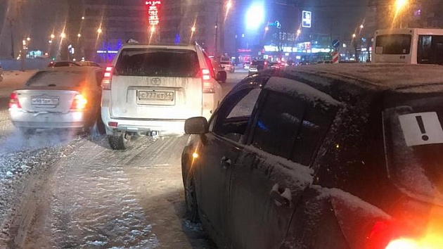 В Новосибирске водитель не в себе устроил «концерт»