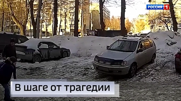 Ледяная глыба упала на 10-летнего мальчика в Новосибирске