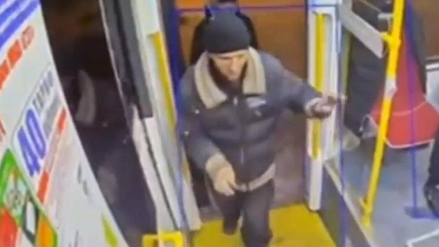 В Новосибирске задержали устроившего погром в трамвае дебошира