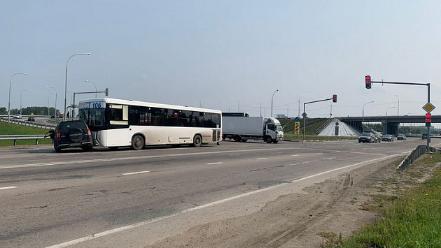 На новосибирской трассе водитель иномарки пострадала в ДТП с рейсовым автобусом