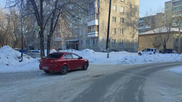 В Новосибирске пьяная женщина-водитель сбила двух девочек на тротуаре