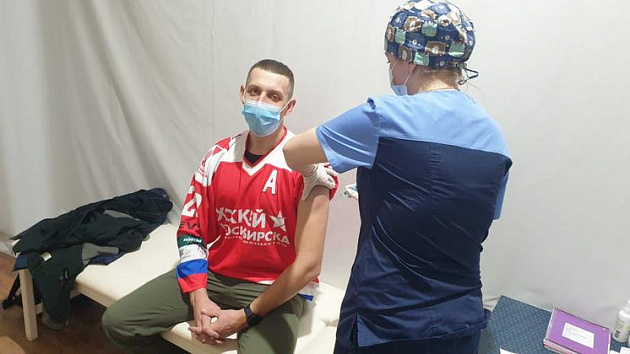 В Новосибирской области активно вакцинируются от коронавируса хоккеисты и артисты