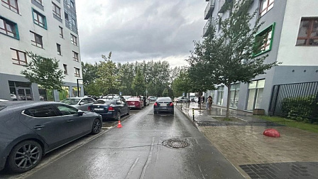 В Новосибирске машина сбила трёхлетнего малыша во дворе дома