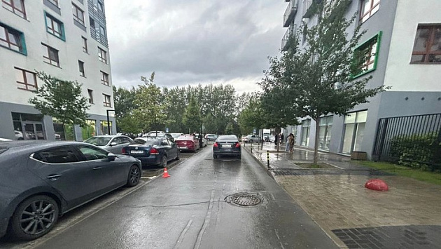 В Новосибирске машина сбила трёхлетнего малыша во дворе дома