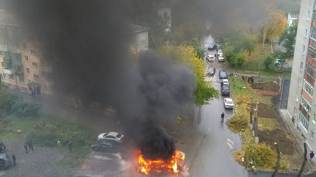 В Ленинском районе Новосибирска загорелся микроавтобус