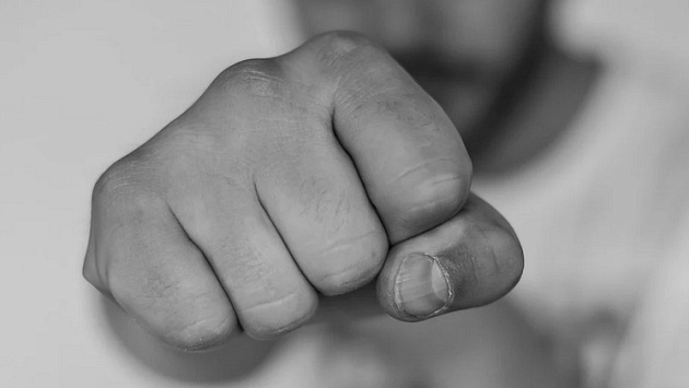 В Новосибирске правоохранители разыскивают избившего 13-летнего подростка мужчину