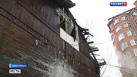 В Новосибирске загорелся аварийный жилой дом