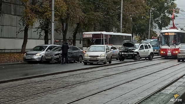 В Кировском районе Новосибирска произошло тройное ДТП