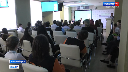 Новосибирские школьники примерили профессию пилота и бортпроводника