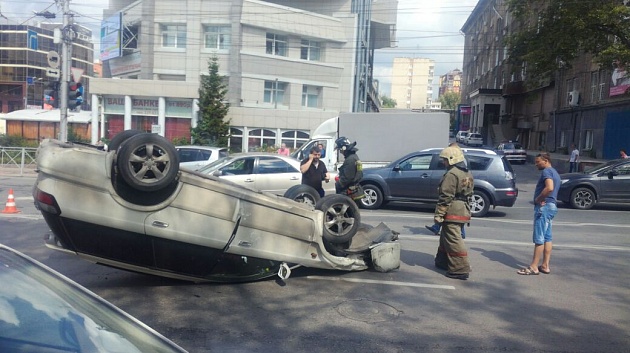 Subaru перевернулся на крышу в ДТП в центре Новосибирска