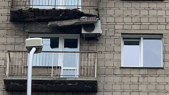 В центре Новосибирска обрушилась часть балкона жилого дома