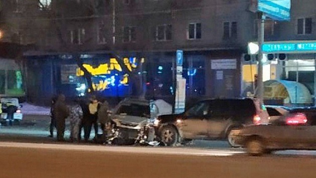 Массовой авария на улице Новосибирска попала на видео