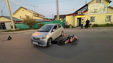 В Новосибирске автомобиль сбил 14-летнего питбайкера на улице Ивлева