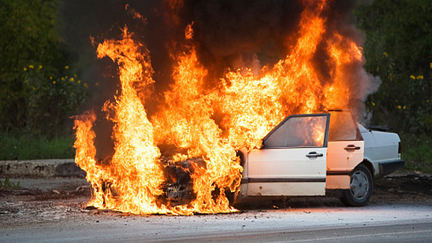 В Новосибирске госпитализировали водителя сгоревшего автомобиля