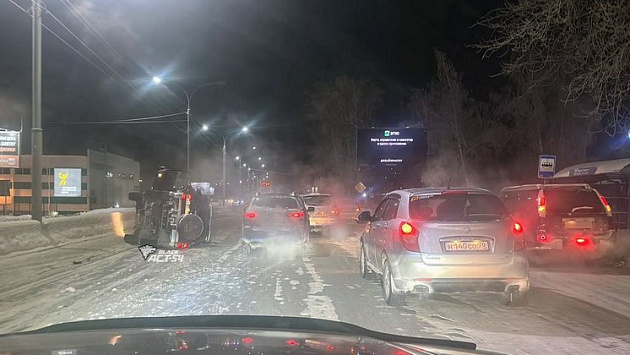 В Новосибирске внедорожник опрокинулся на бок на Мочищенском шоссе