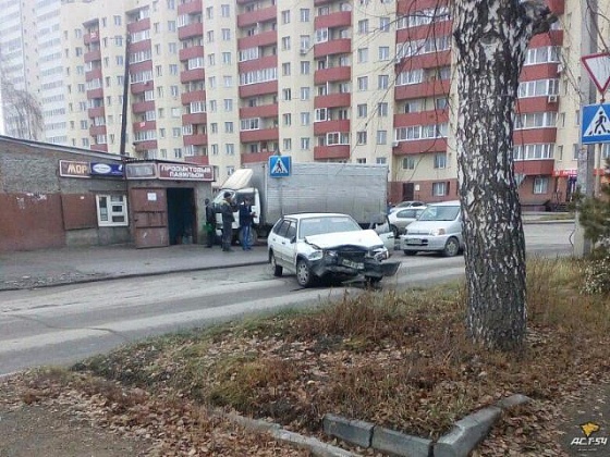 В Октябрьском районе Новосибирска «Лада» влетела в грузовик