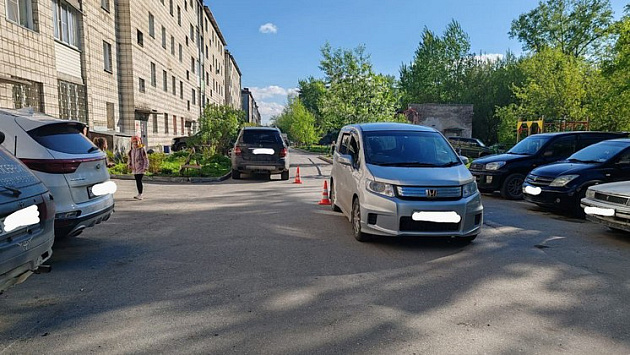 В Новосибирске машина сбила четырёхлетнего малыша во дворе дома
