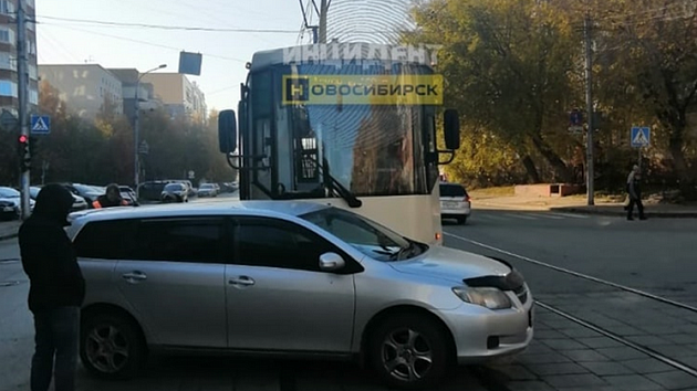 В Новосибирске трамвай №13 протаранил легковой автомобиль
