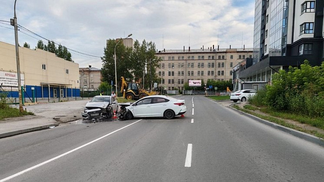 В Новосибирске четыре человека пострадали в столкновении двух Hyundai Solaris