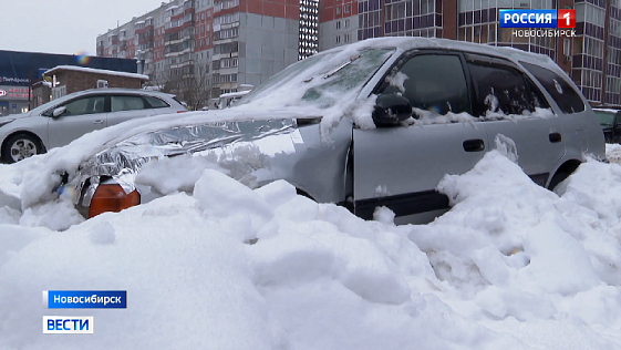 Брошенные машины мешают убирать снег с дорог и во дворах Новосибирска