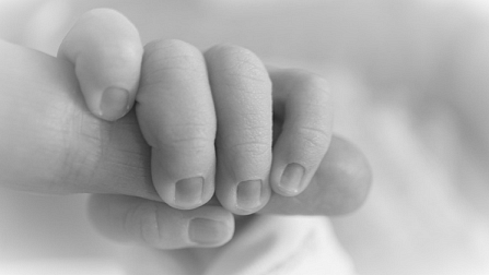 Новосибирские следователи начали проверку из-за смерти ребёнка после падения с дивана