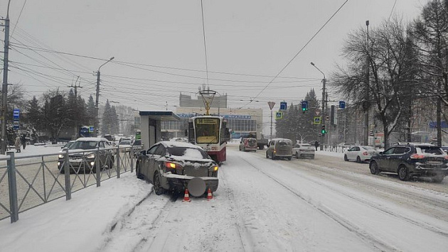 В Новосибирске машина вылетела на остановку и сбила мужчину с ребенком на руках