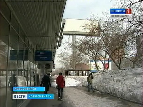 Жители Новосибирска просят убрать от их дома рекламный щит