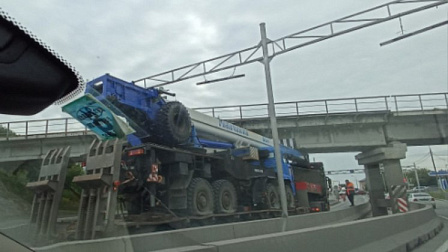 Перевозивший автокран грузовик врезался в путепровод под Новосибирском