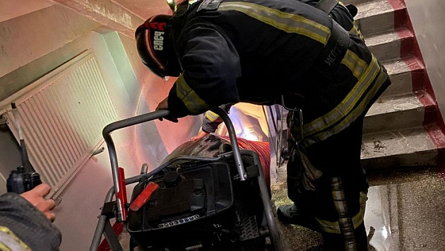 В Новосибирске МЧСники спасли пять человек из горящего дома