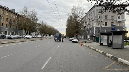 В Новосибирске 17-летний пассажир выпал на дорогу из двигавшегося автобуса