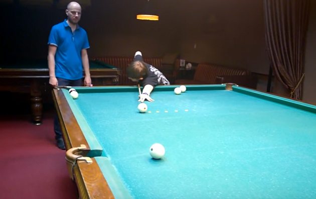 11-летний бильярдист вслепую забил шар в лузу