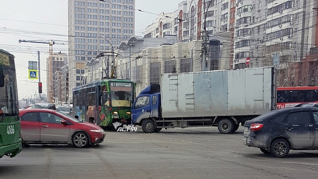 В Новосибирске легендарный трамвай № 13 протаранил грузовик на улице Восход