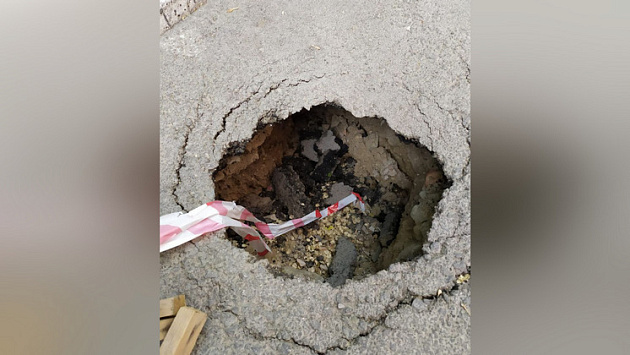 В Новосибирске 12-летний мальчик на самокате попал в яму во дворе дома