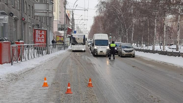 В центре Новосибирска автомобилист сбил женщину с 6-летней дочкой