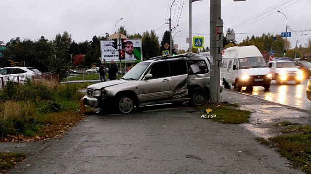 В Новосибирске автомобиль на скорости влетел в столб