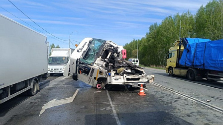 Двое человек пострадали во время тарана бензовоза в грузовик под Новосибирском