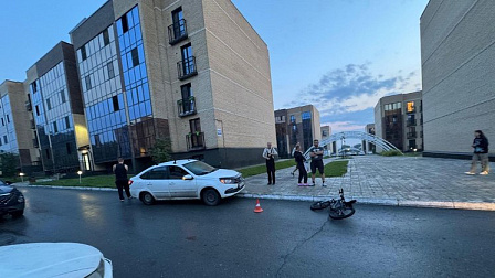 В Новосибирске машина сбила шестилетнюю велосипедистку во дворе доме