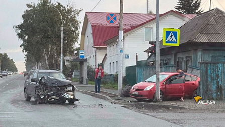 В Новосибирске автомобиль снёс ворота частного дома после ДТП