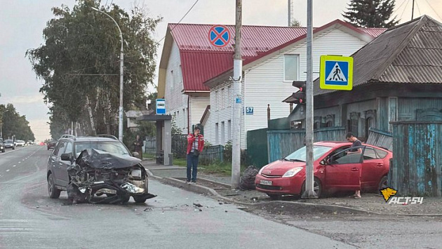 В Новосибирске автомобиль снёс ворота частного дома после ДТП