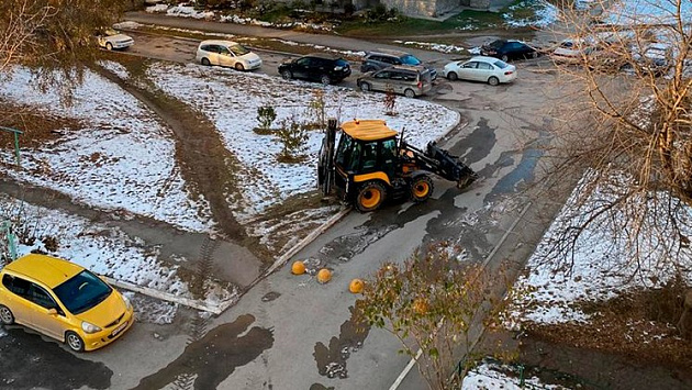 Трактор частной компании испортил придомовую территорию в Бердске