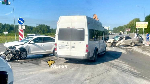15-летняя девочка пострадала в лобовой аварии машин на трассе под Новосибирском