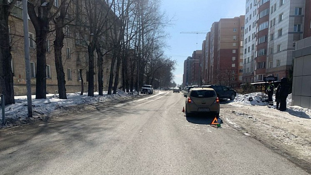 В Новосибирске плохо знающий ПДД подросток угодил под колёса машины