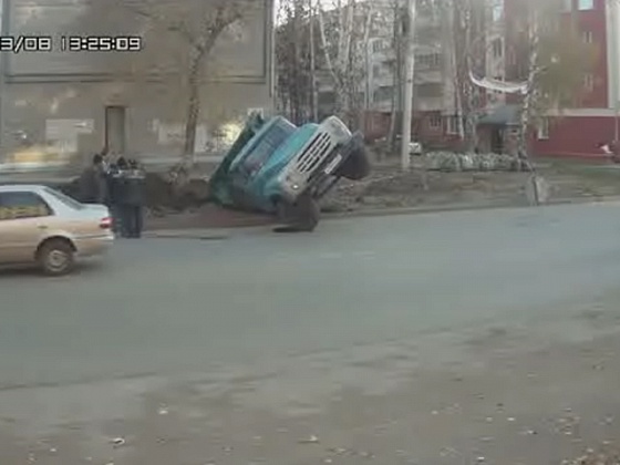 В Новосибирске грузовик провалился под землю, засыпая теплотрассу