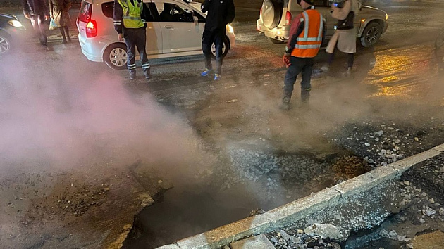В Новосибирске прокуроры начали проверку после падения машины в яму с кипятком 