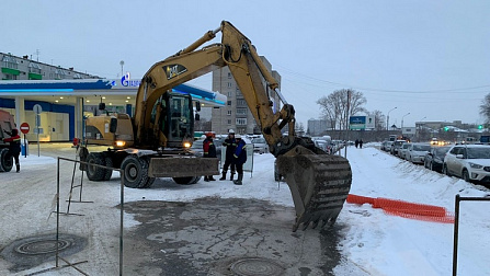 В Новосибирске устраняют крупную коммунальную аварию на теплотрассе