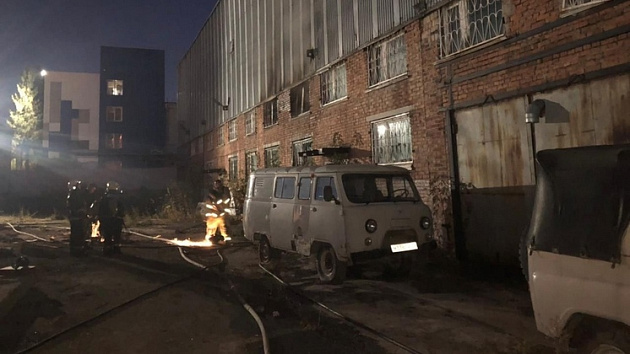 В Новосибирске пожарные спасли машины на СТО от возгорания