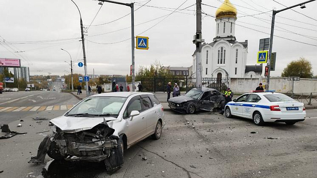 В Новосибирске после аварии на перекрестке водитель попал в больницу
